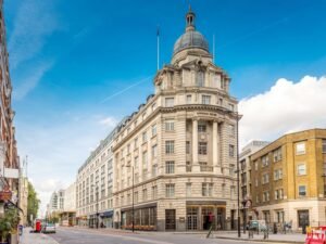 a hotel building in street of London