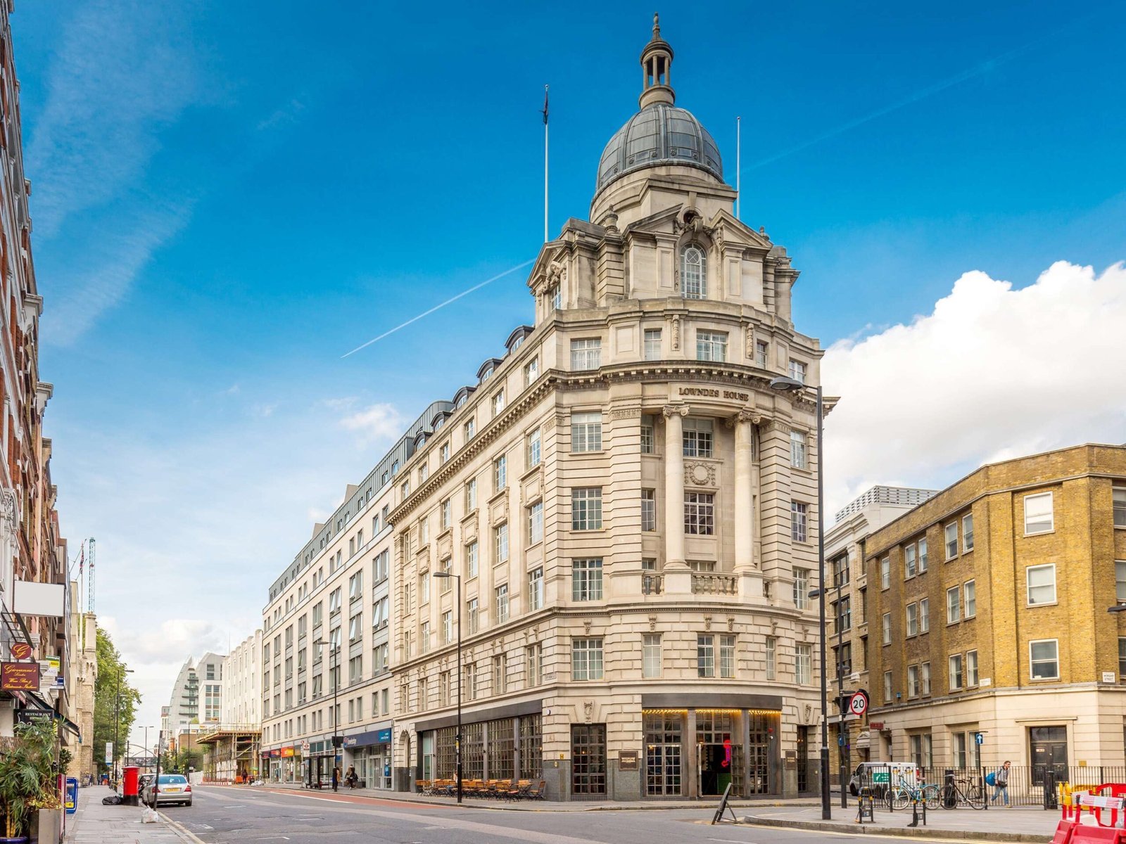 a hotel building in street of London